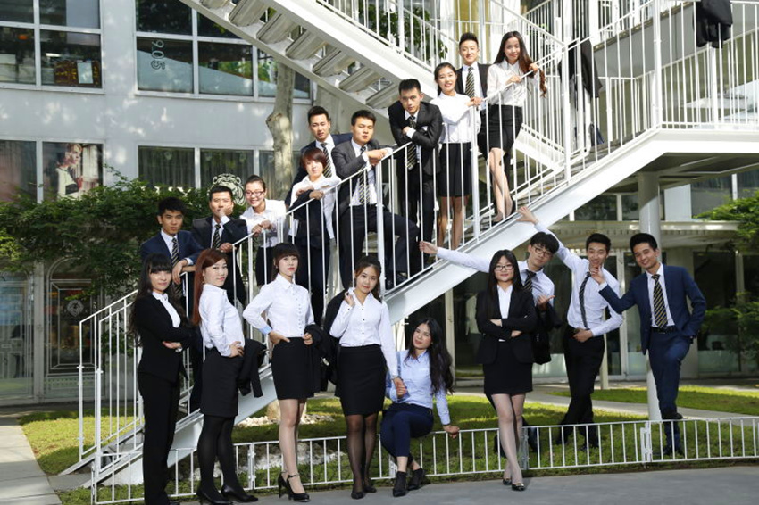 遠行地產員工身著定制職業(yè)裝合影