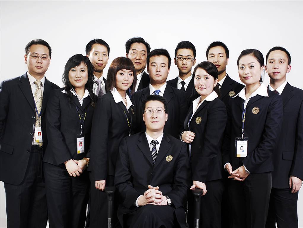 北大青鳥管理層著定制西服合影